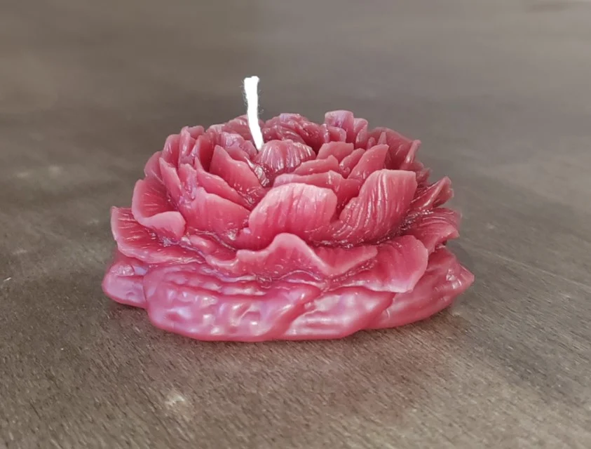 Lumanare in forma de trandafir lucrata manual