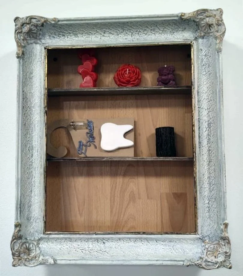 Dulăpior decorativ suspendat cu aspect vitange