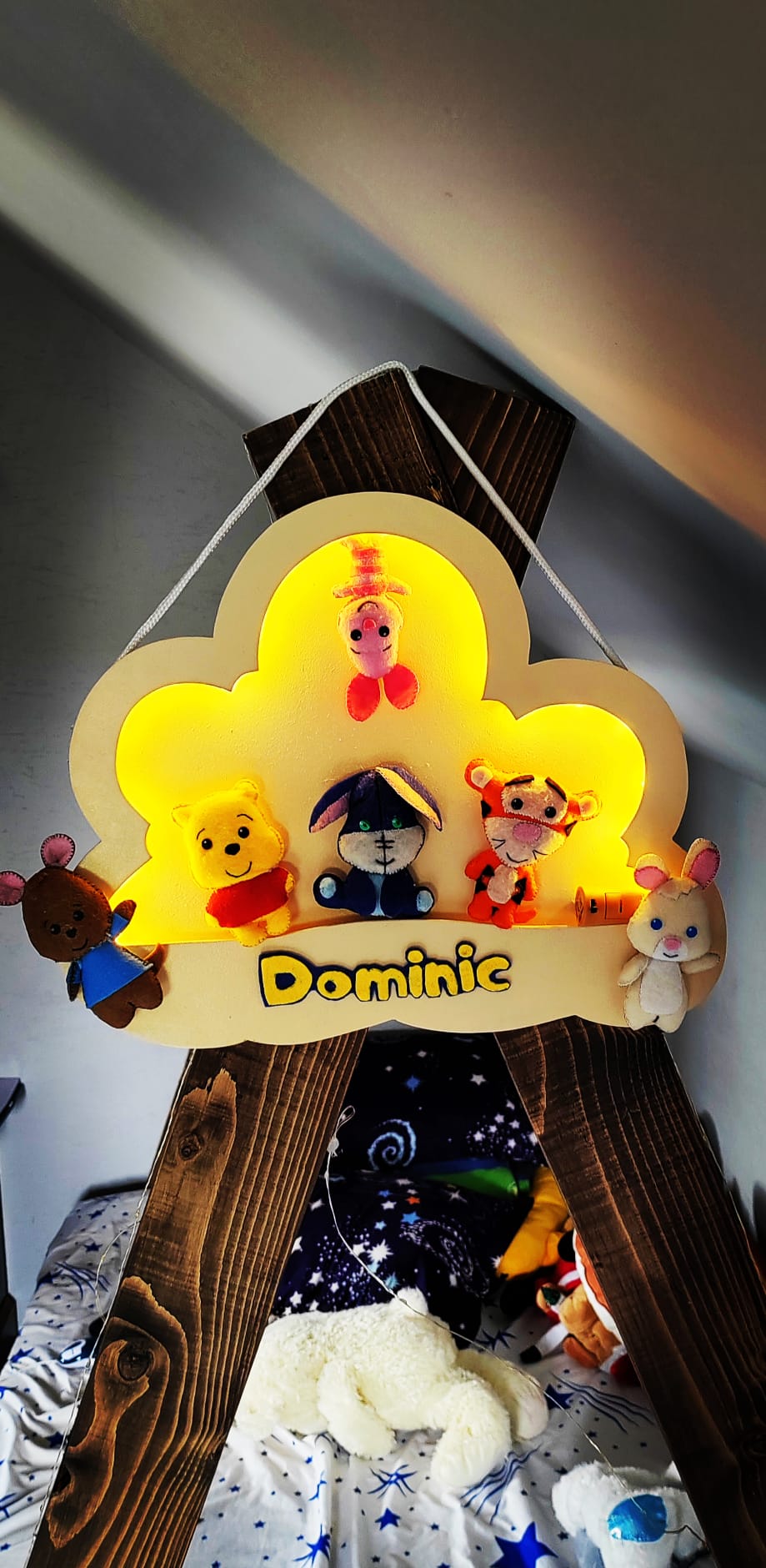 Decoratiune pentru camera copilului, norișor personalizat cu personaje din povești – realizat manual