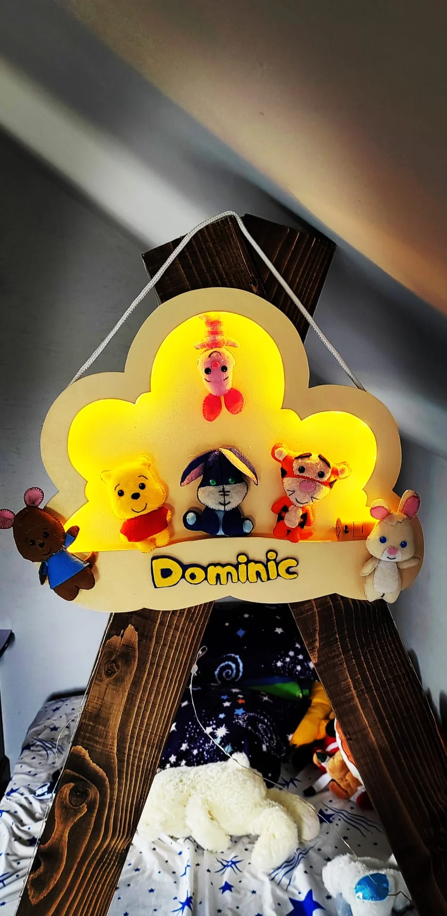 Decoratiune pentru camera copilului, norișor personalizat cu personaje din povești – realizat manual