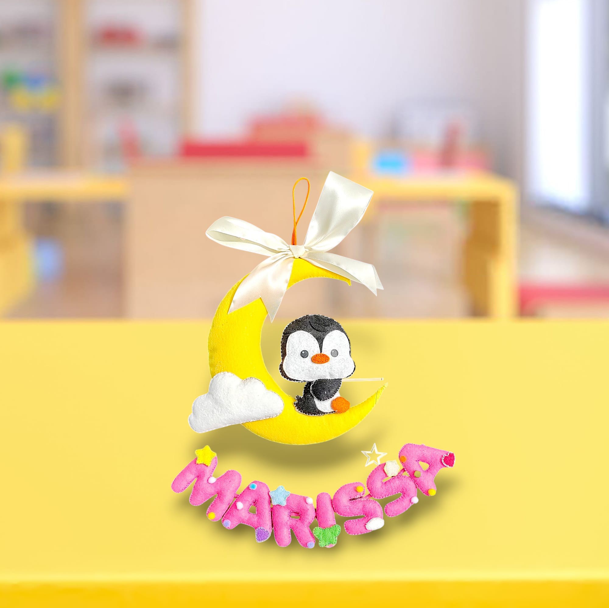Pinguin pe Lună cu Nume Personalizat - Decor Handmade din Fetru