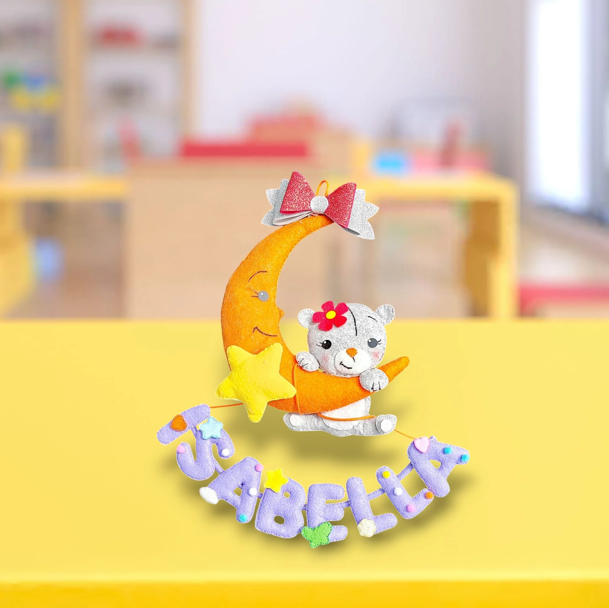 Ursuleț pe Lună cu Nume Personalizat - Decor Handmade din Fetru