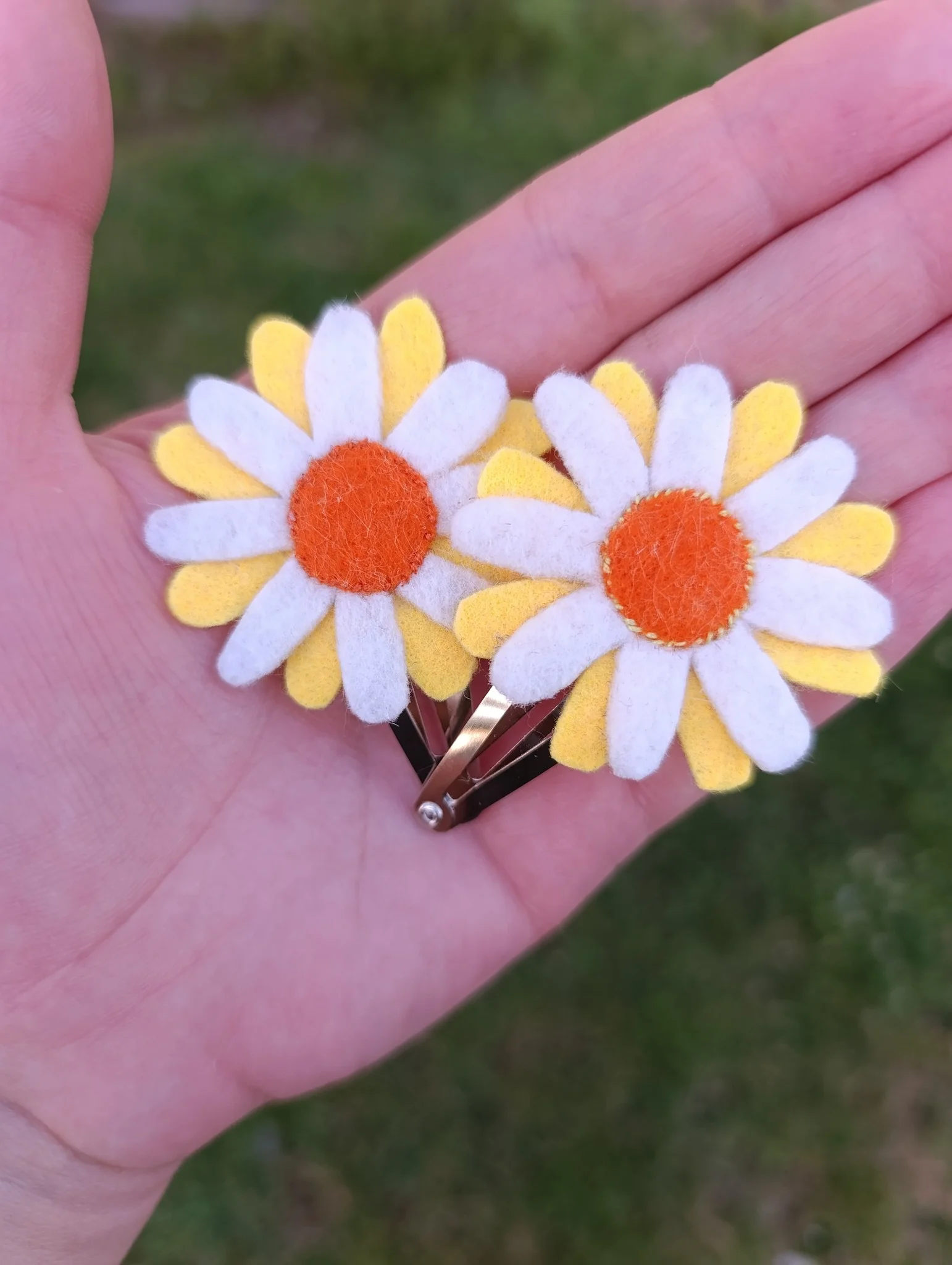 Agrafe Handmade din Fetru – Margarete Delicate pentru Păr