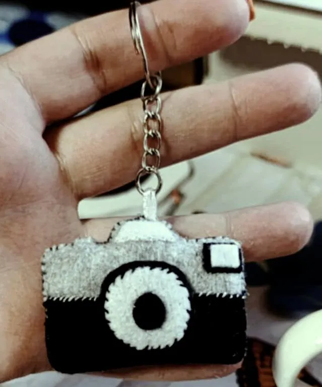 Breloc Aparat Foto, Cadou Unic pentru Pasionați de Fotografie - Breloc Handmade din Fetru