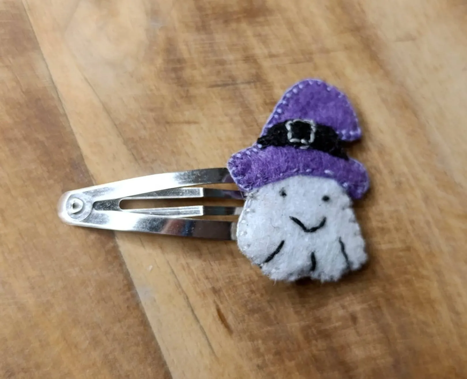 Agrafă de păr pentru fetițe – fantomiță cu joben de vrăjitoare mov👻