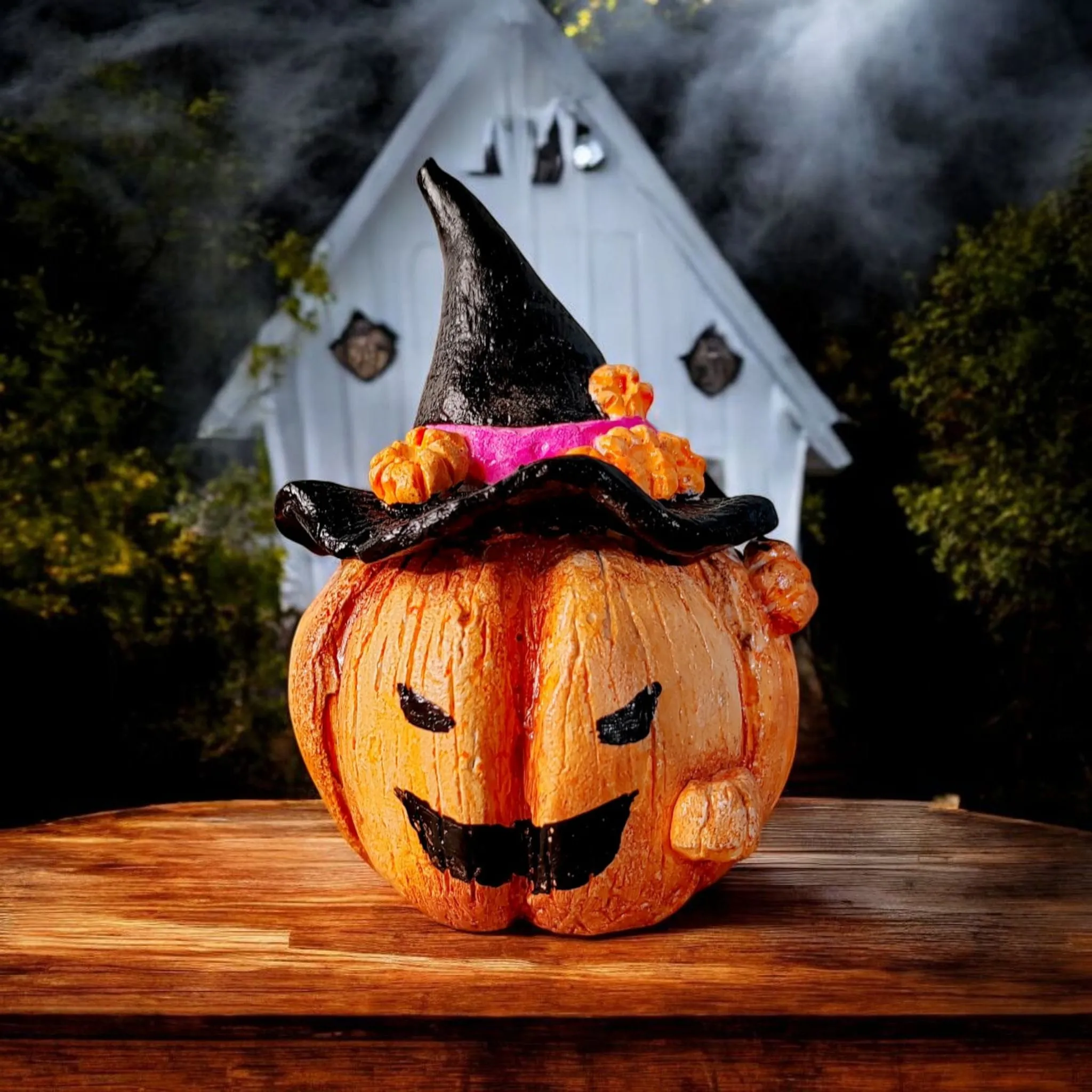 Dovlecel portocaliu cu față fioroasă și pălărie de vrăjitoare 🦇