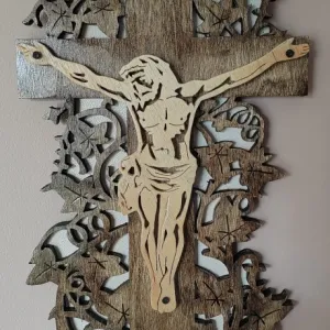 Decoratie de perete „Iisus pe cruce” lucrată manual – Suvenir spiritual și unic