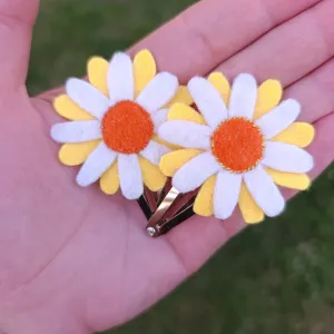 Agrafe Handmade din Fetru – Margarete Delicate pentru Păr